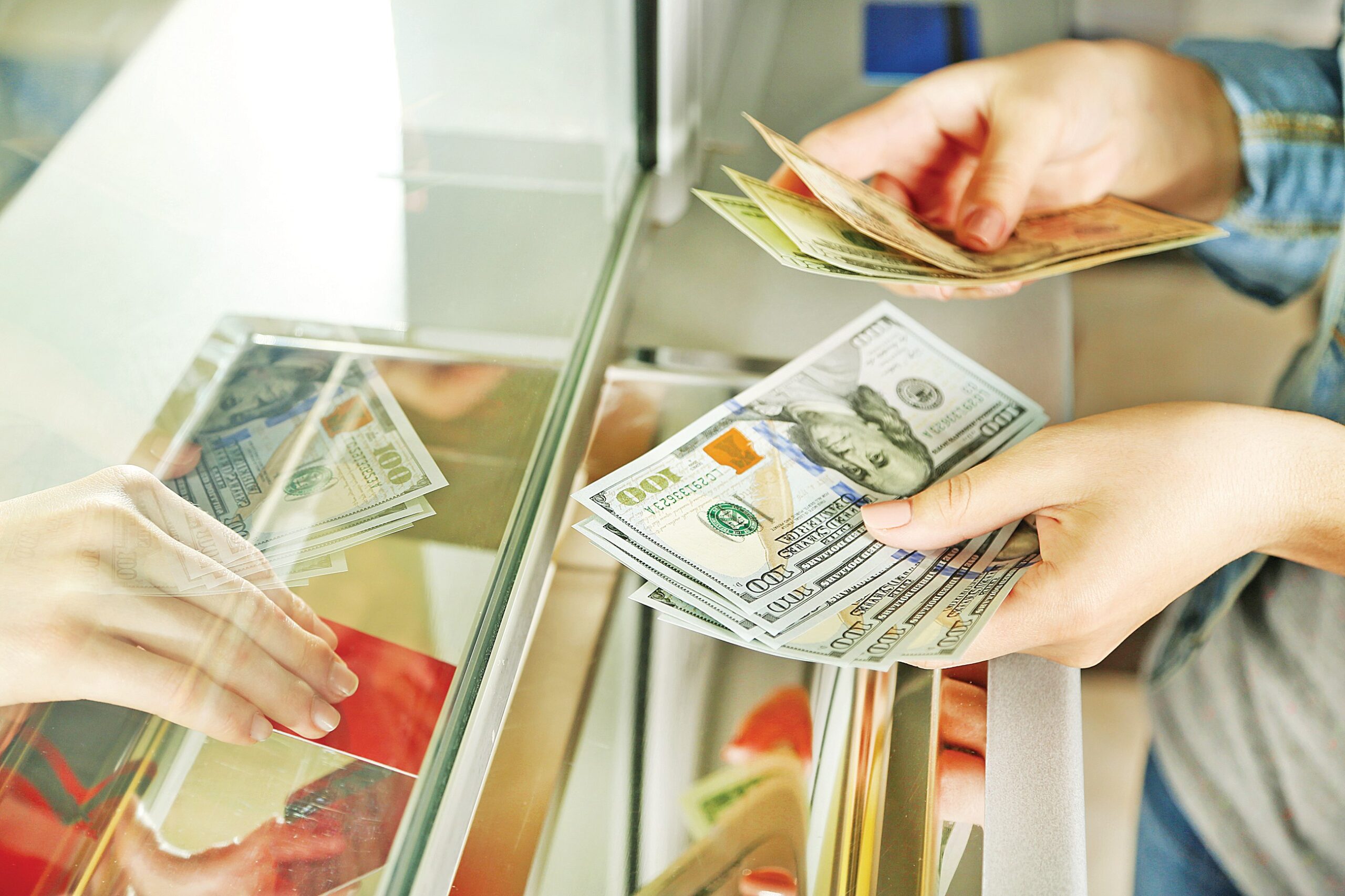 Ce a pățit după 3 luni un bărbat care a găsit într-o parcare o pungă cu 5.000 de dolari: „Este o mare prostie!“