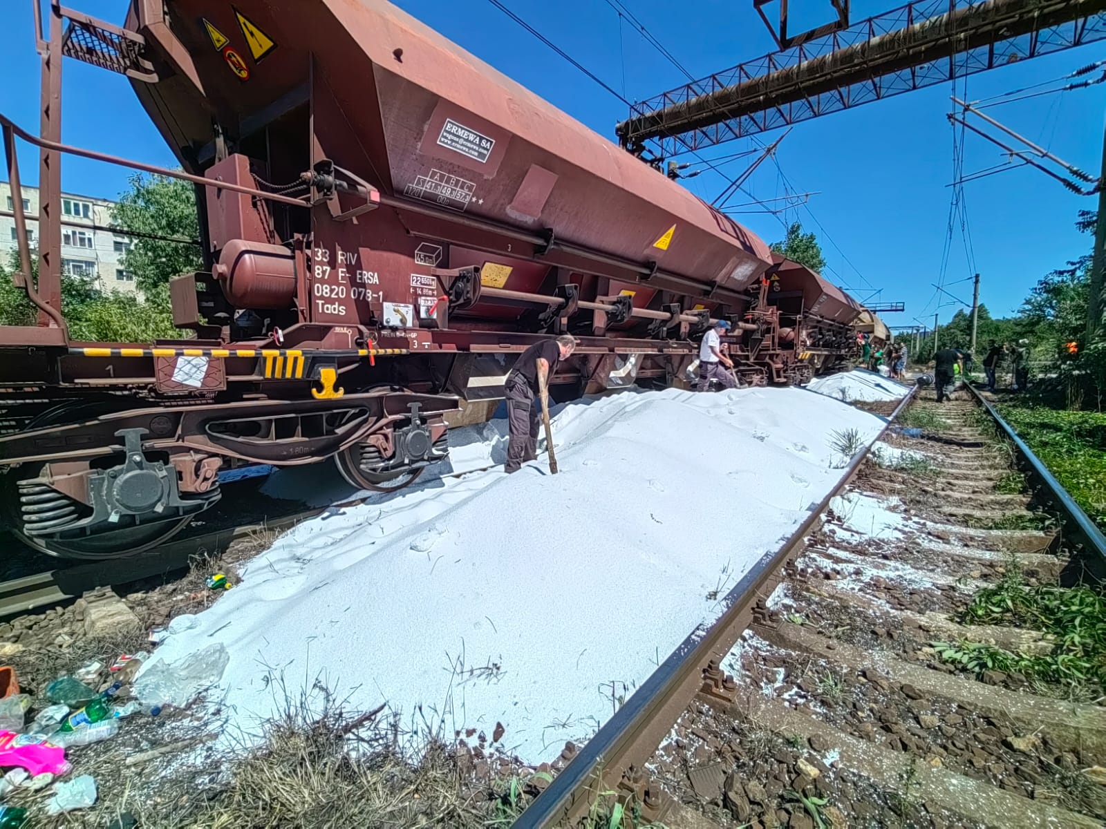 Dosar penal pentru distrugere și semnalizare falsă după ce un tren încărcat cu uree a fost atacat, iar 80% din marfă s-a scurs pe linii