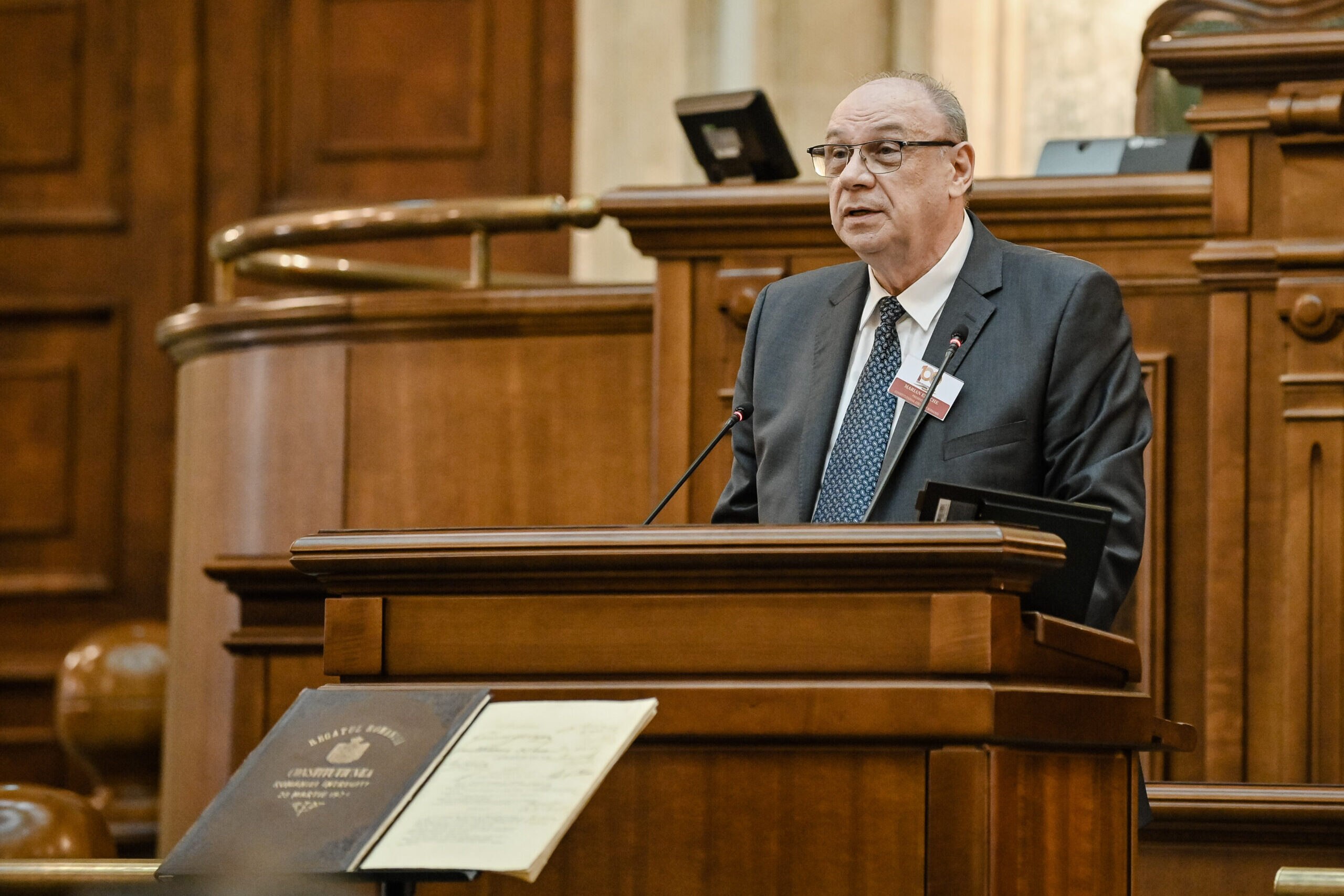 CCR dezbate sesizarea privind interzicerea cumulării pensiei cu salariul de la stat
