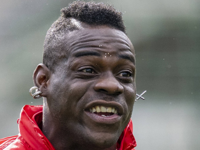 La un pas să fie dat afară, Mario Balotelli face haz de necaz