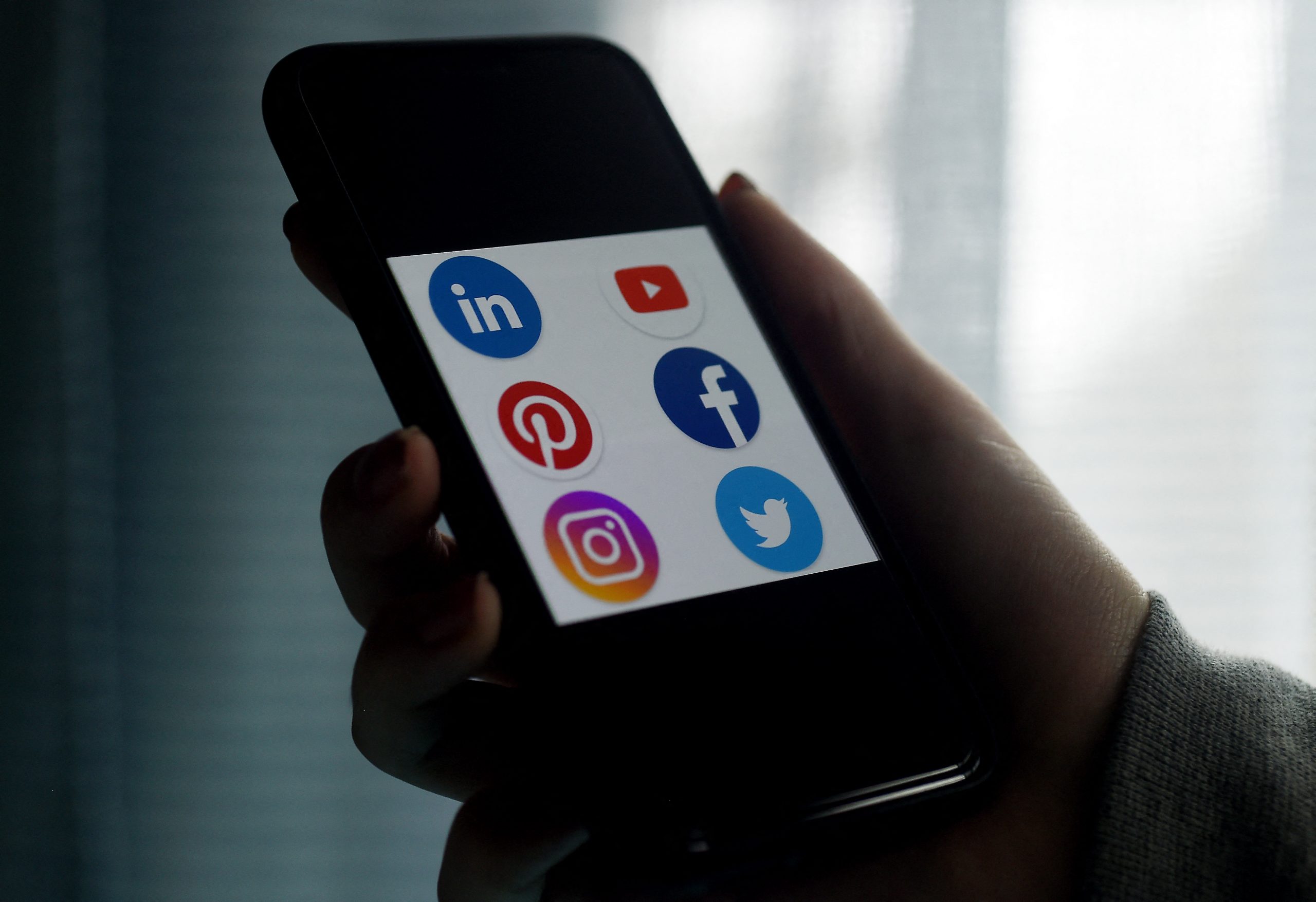 Ce efecte negative au rețelele sociale asupra tinerilor? Utilizarea lor în exces poate cauza tulburări psihice și așteptări nerealiste