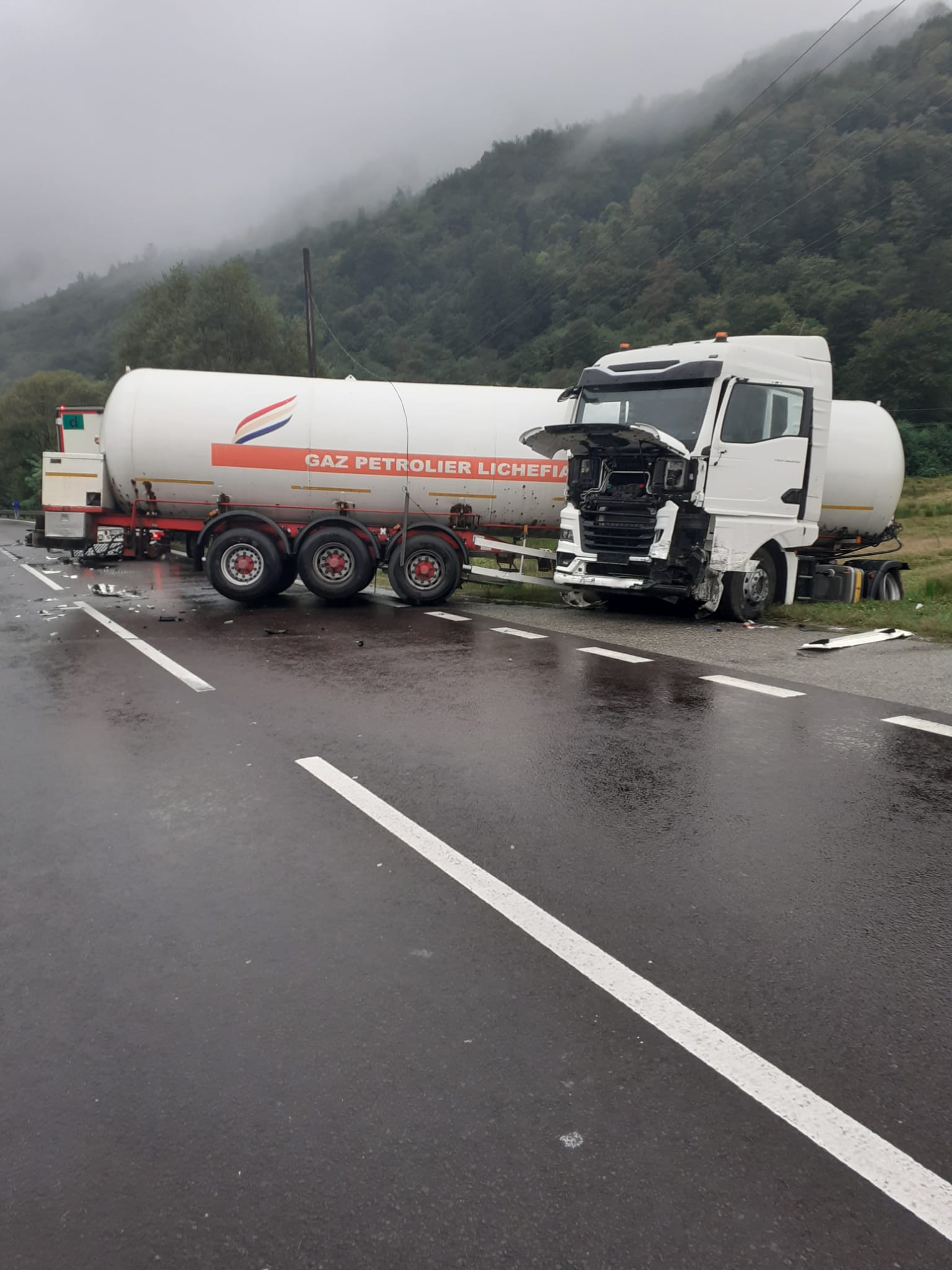 Accident pe DN7 în județul Vâlcea. O cisternă GPL și un camion frigorific s-au ciocnit