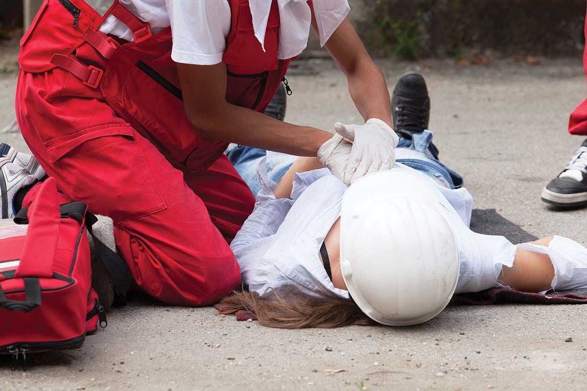 Tu știi să acorzi primul ajutor? Crucea Roşie are o tradiție neîntreruptă de a organiza cursuri pentru acordarea asistenţei primare în situaţii de criză