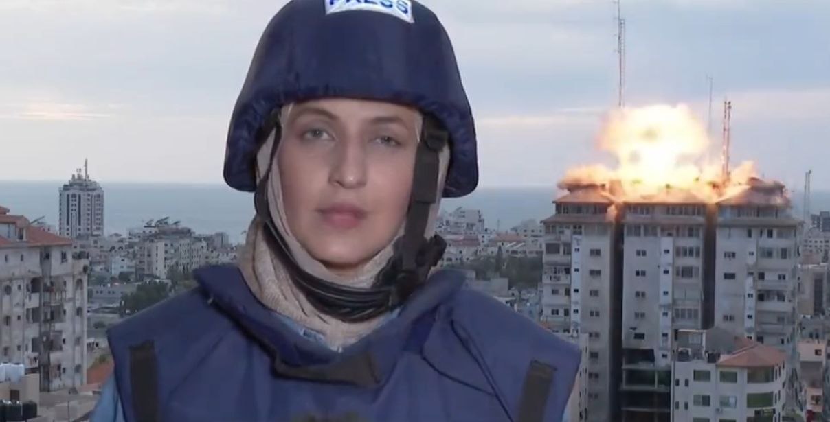 Momentul în care avioanele israeliene lovesc în plin Turnul Palestinei din Gaza, surprins în direct de jurnaliști VIDEO