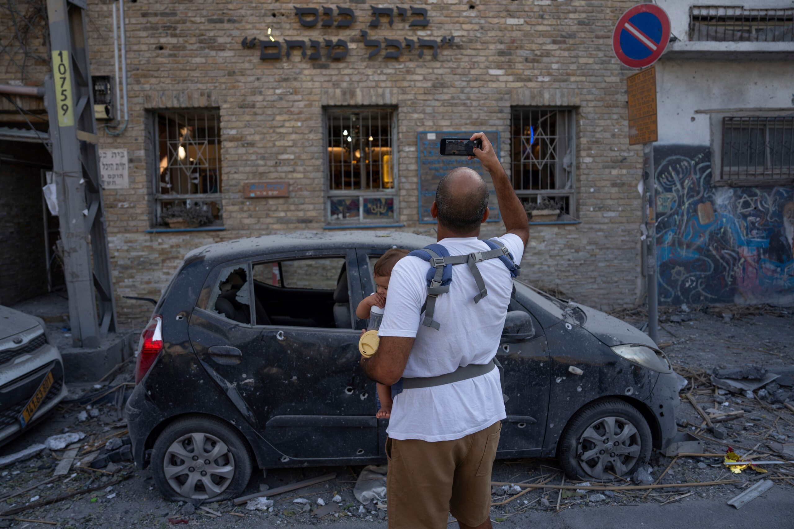 Israelul opreşte livrările de energie electrică, combustibil şi bunuri către Gaza