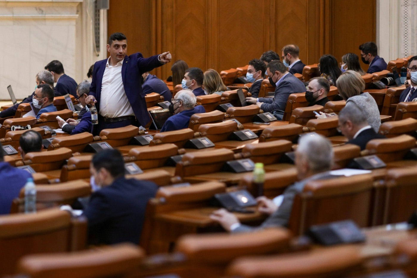 De ce sunt referendumurile AUR, pentru familia tradițională și plăți în numerar, sortite eșecului ANALIZĂ