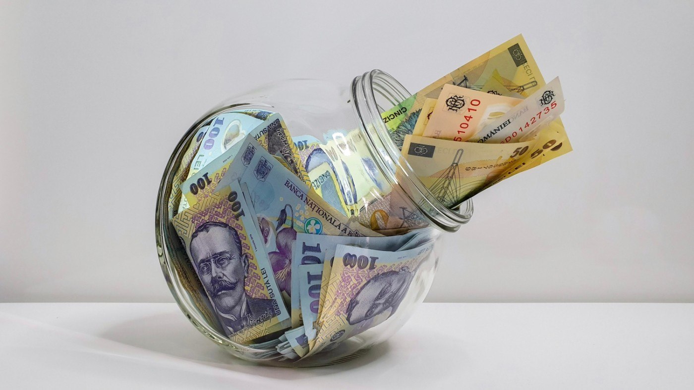 Topul celor mai mari pensii publice din România. Primul venit se apropie de 100.000 de lei pe lună