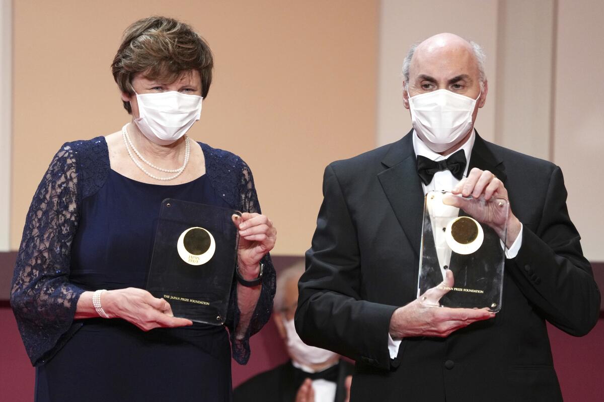 Premiul Nobel pentru medicină merge la oamenii de știință care au dezvoltat vaccinurile împotriva Covid