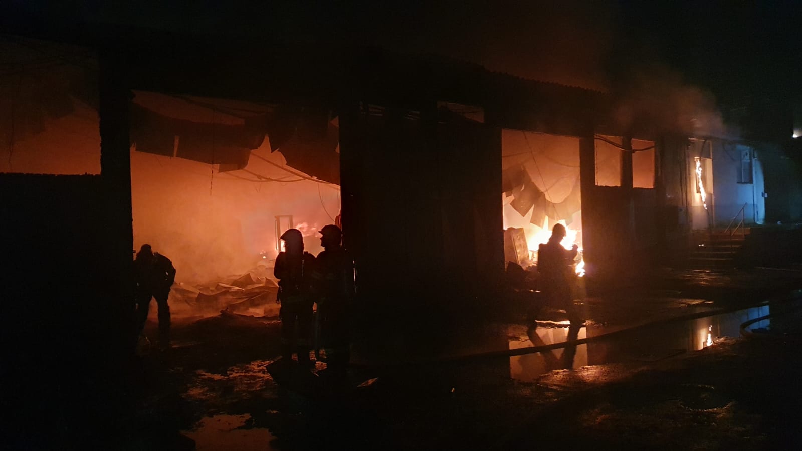 Două locuinţe din Focşani au luat foc de la o lumânare lăsată aprinsă : Europa FM