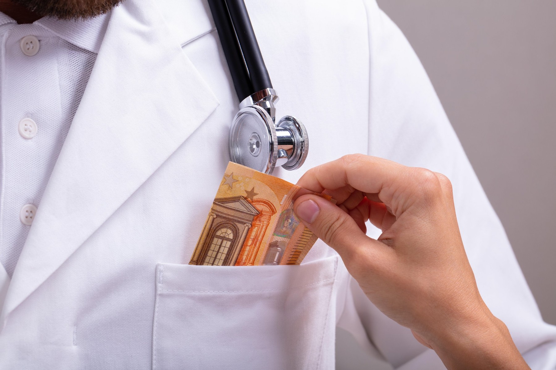Nicio plată informală nu trebuie tolerată. Ce efecte au șpăgile asupra sistemului medical
