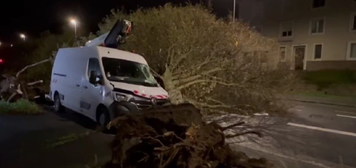 Furtuna Ciaran: Cel puţin şase morţi şi transporturi perturbate în Europa VIDEO