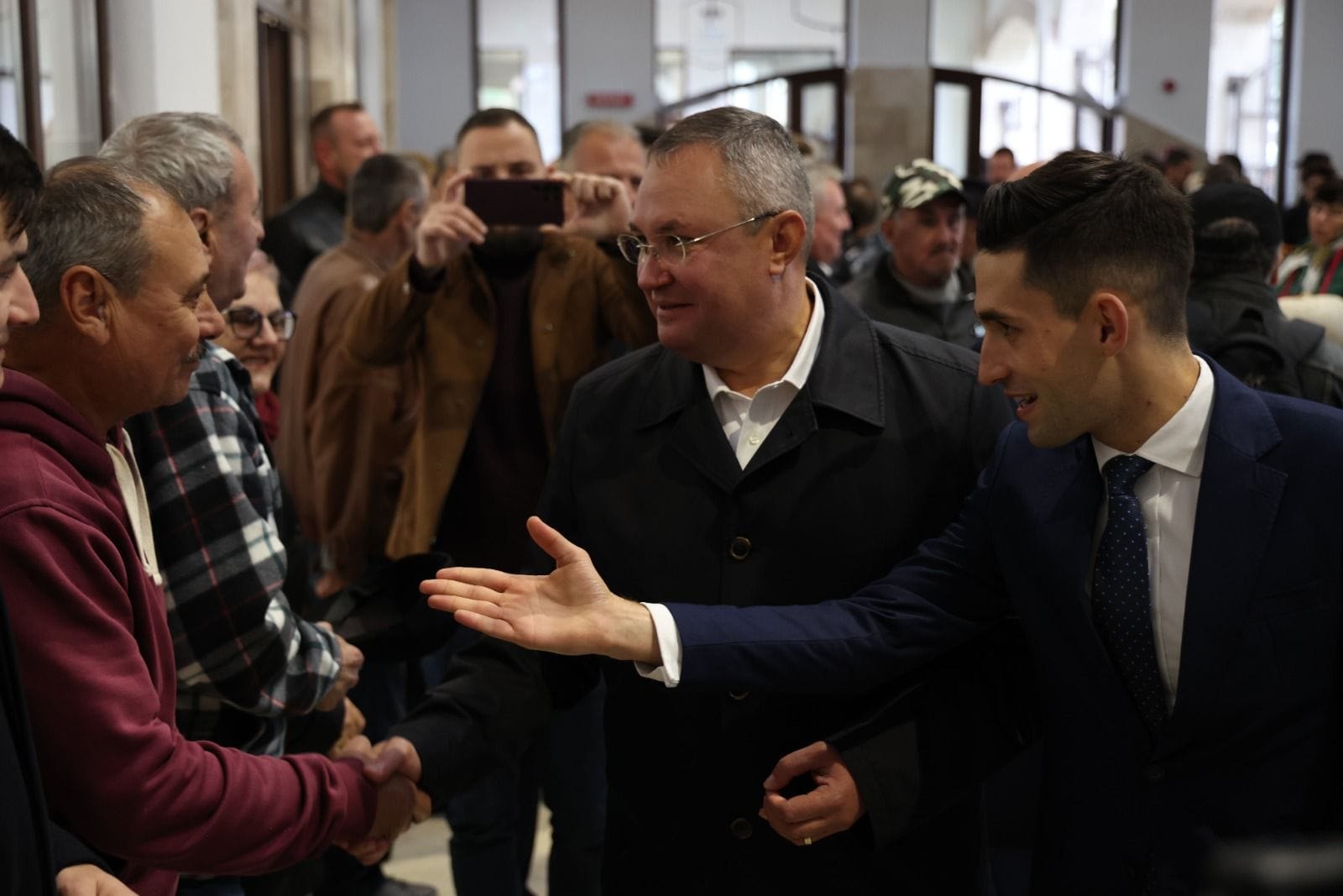 Nicolae Ciucă, baie de mulțime într-o piață din Șimleu Silvanei
