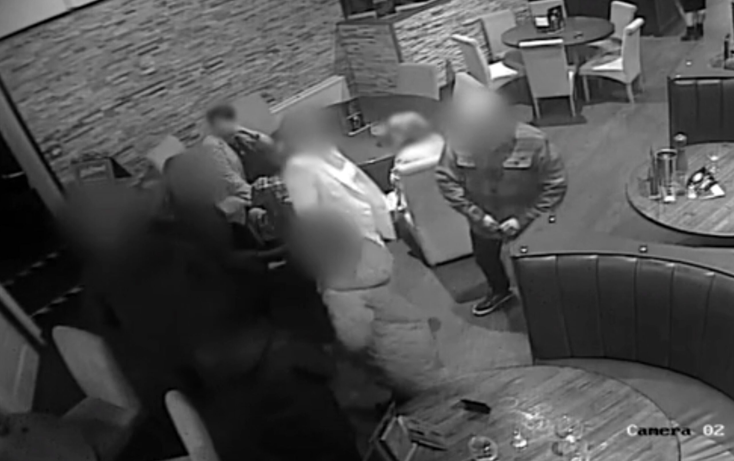 Sărăcie mare în Anglia: Mai mulți pensionari au comandat cea mai scumpă mâncare într-un restaurant și au fugit fără să plătească VIDEO