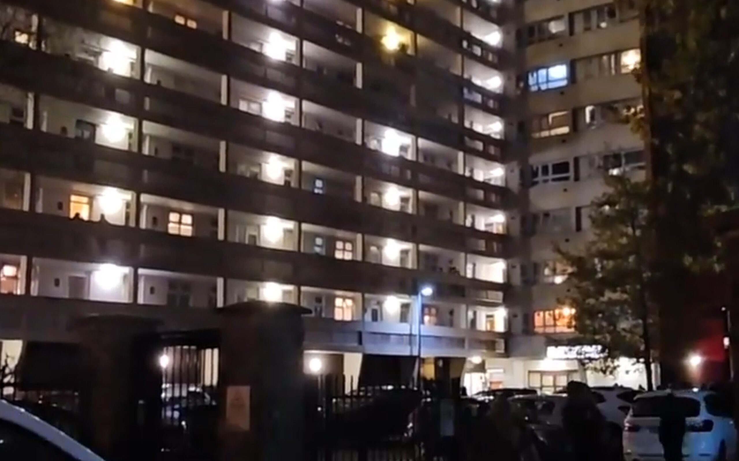 Pericol de incendiu și explozie. Sute de persoane, printre care și copii, evacuate dintr-un bloc cu „defecțiuni structurale majore”