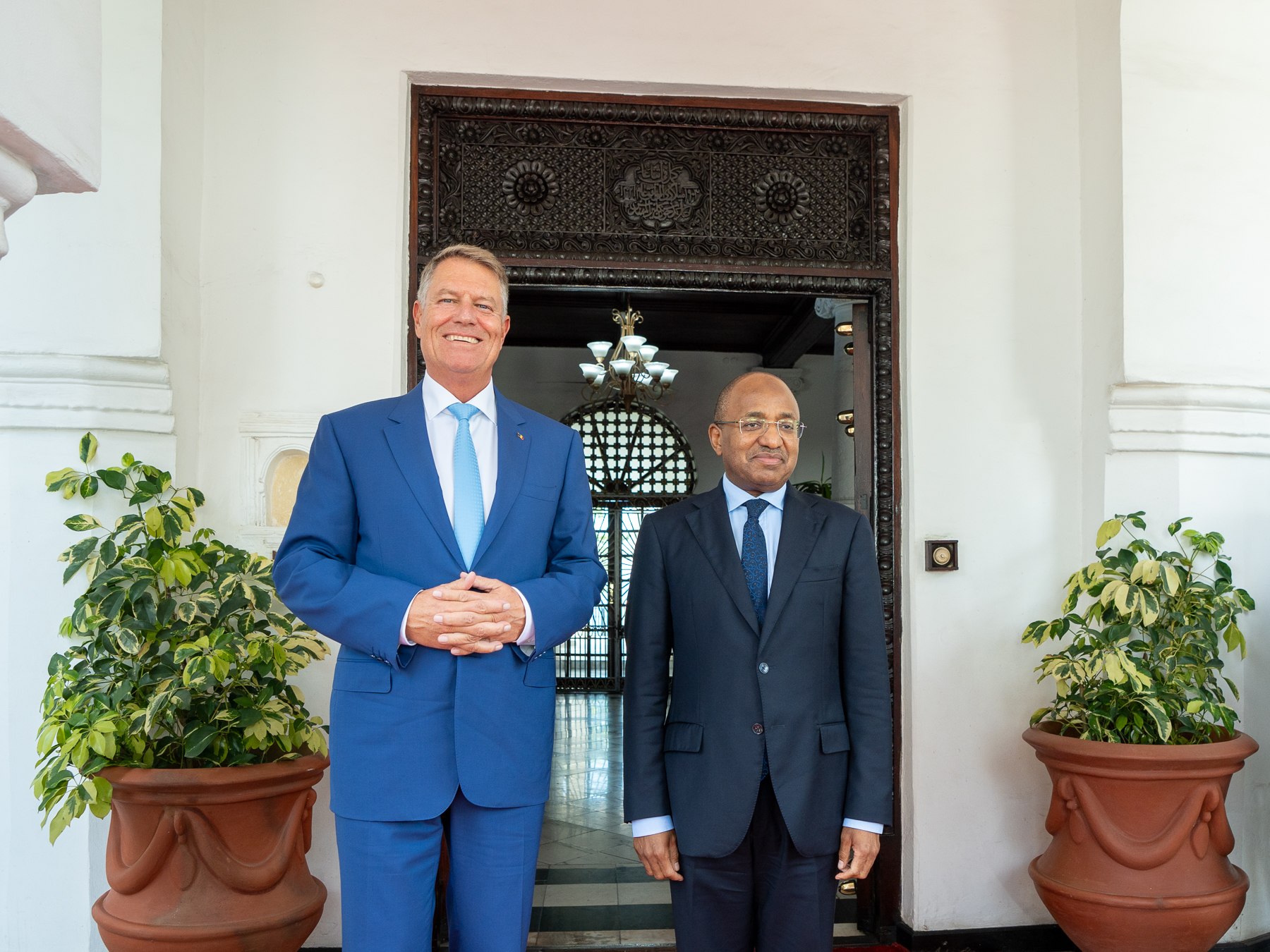 Iohannis, primit de omologul din Zanzibar. Discuții privind consolidarea relaţiilor privind educaţia şi turismul