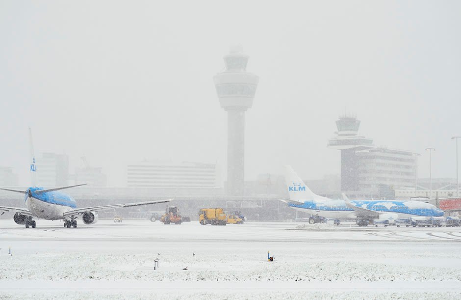 Ţările de Jos: 150 de zboruri anulate pe Aeroportul Amsterdam Schiphol din cauza ninsorilor VIDEO
