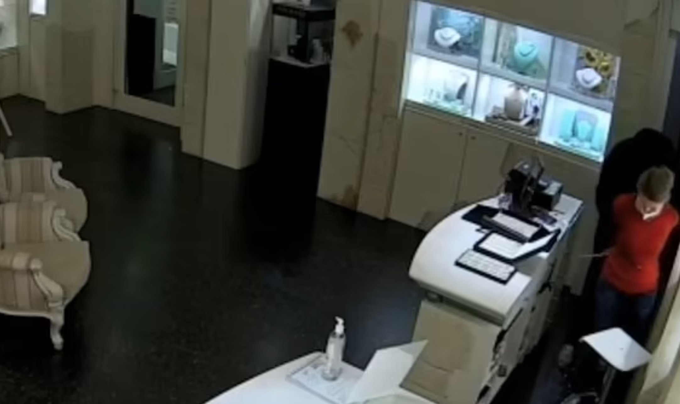 Scandal în Italia: Bijutier condamnat la 17 ani de închisoare pentru uciderea a doi hoți care i-au legat fiica și i-au jefuit magazinul VIDEO