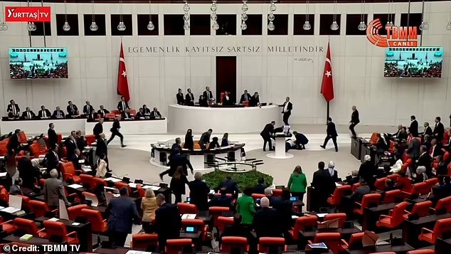 Un deputat turc s-a prăbușit în parlament la câteva momente după ce a spus că „Israelul va suferi mânia lui Allah“ VIDEO
