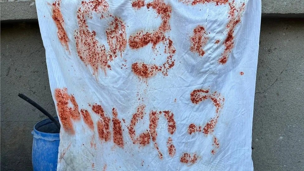 Ultimele clipe din viața celor trei ostatici împușcați din greșeală de armata israeliană. Mesajul „SOS“, scris cu mâncare pe un cearșaf alb