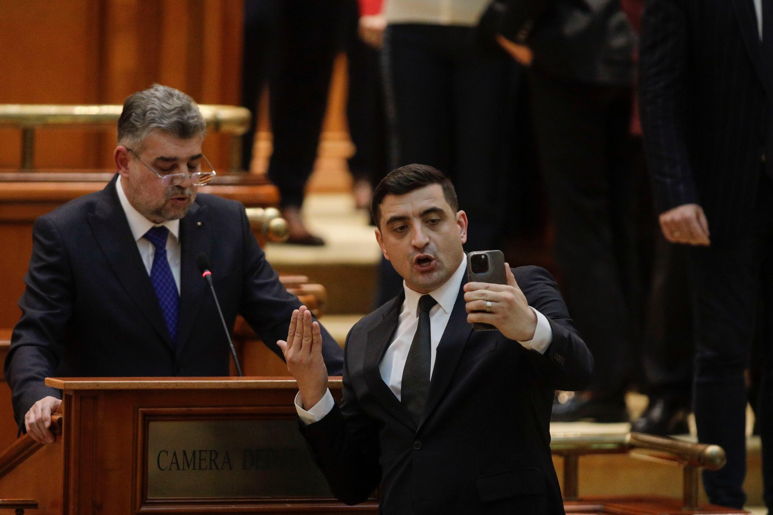 Scandal în Parlament în timpul discursului lui Ciolacu despre bugetul pentru 2024 FOTO
