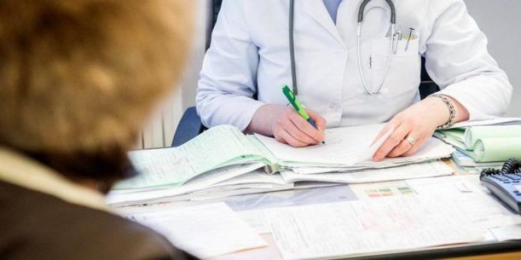 Bihor vrea să subvenționeze medicii care merg la țară
