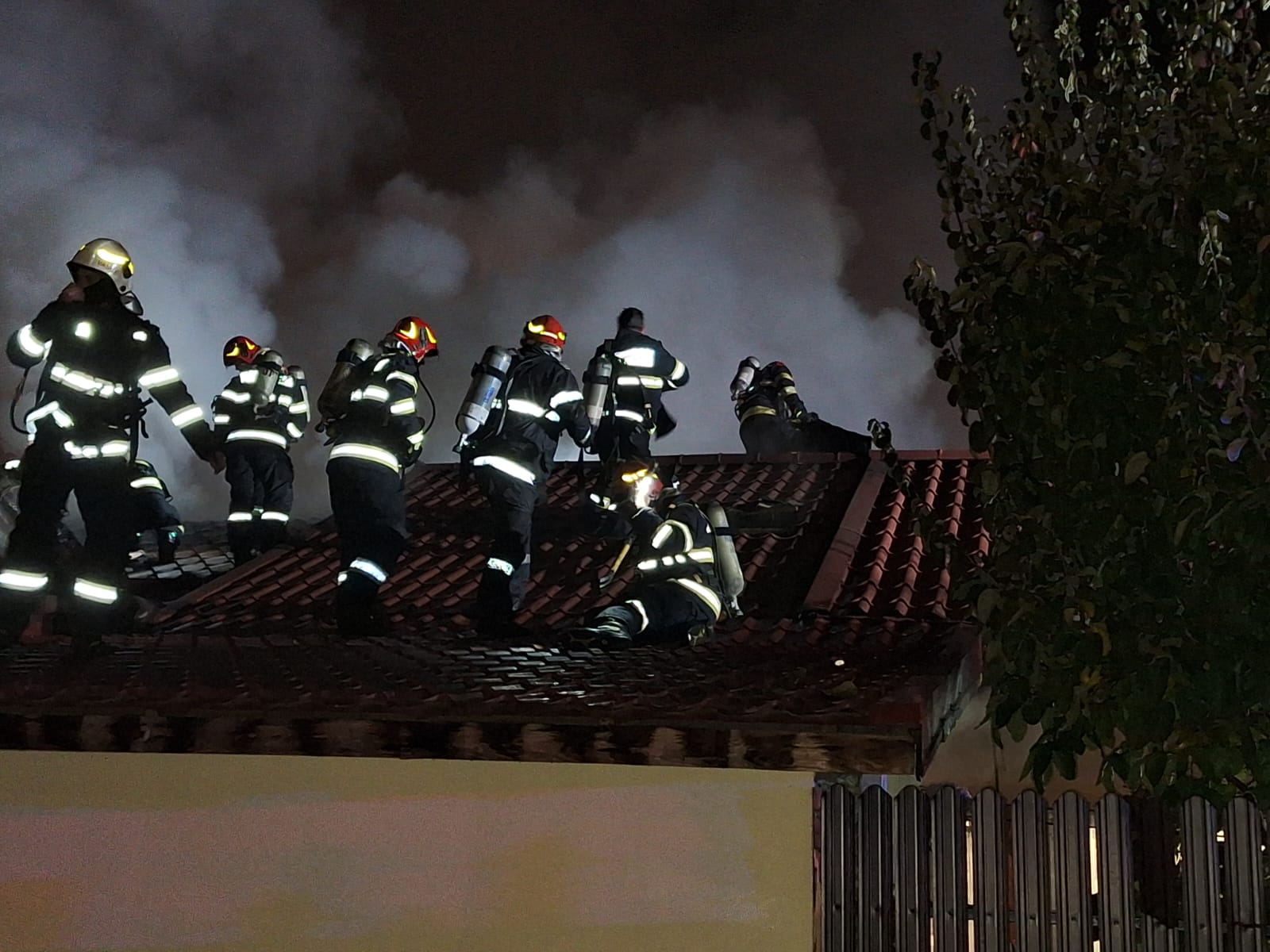 UPDATE: Incendiu la 4 locuințe din Sectorul 5 al Capitalei. Pompierii intervin cu autospeciale : Europa FM