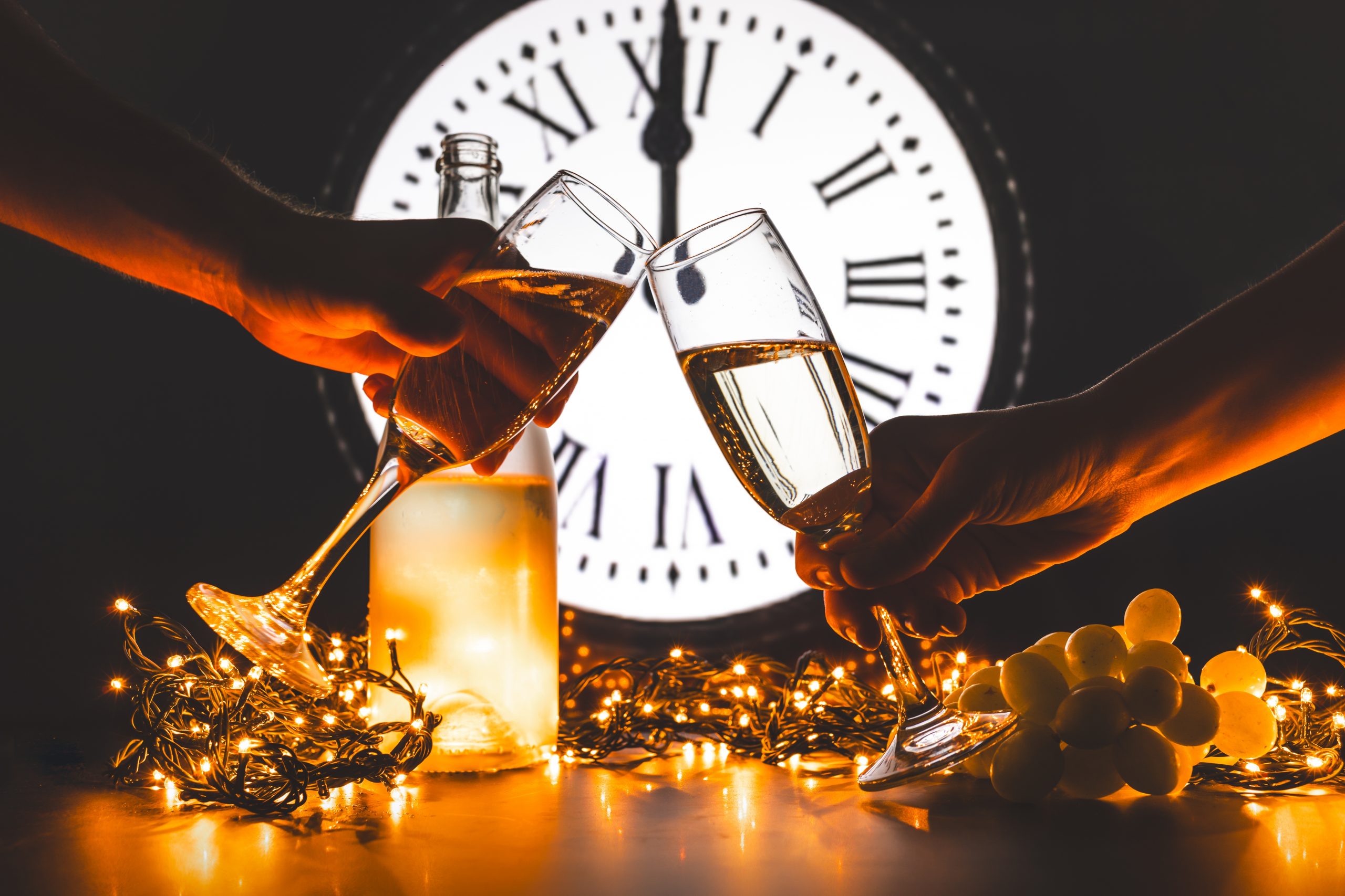 Tradiții și obiceiuri în noaptea dintre ani: În prima zi din an trebuie să intre în casă un bărbat brunet pentru a avea noroc tot anul : Europa FM