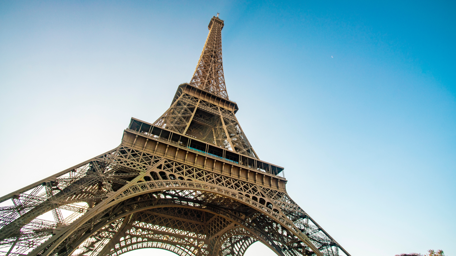 Atac armat la Paris: un german ucis şi două persoane rănite : Europa FM