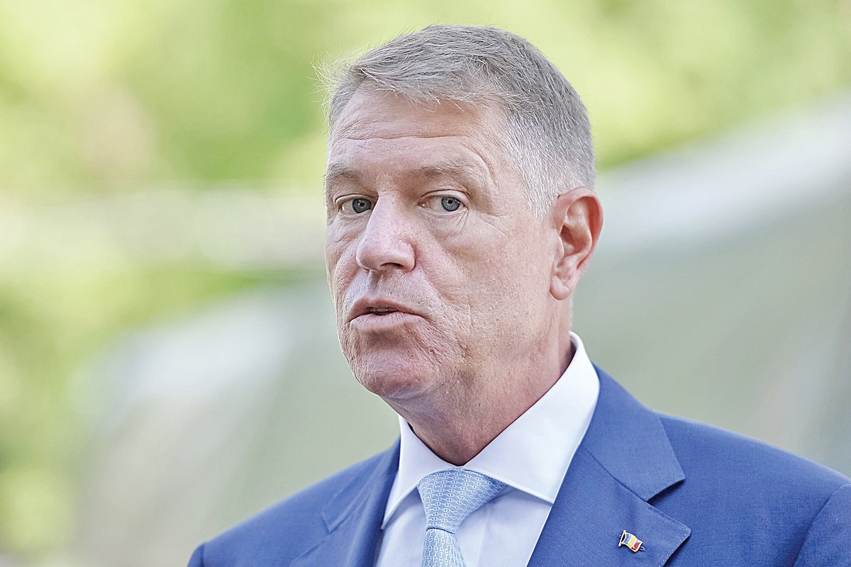 Iohannis atacă la CCR legea care permite șoferilor cu permis categoria B să conducă și motociclete cu motor de maximum 125 de centimetri cubi