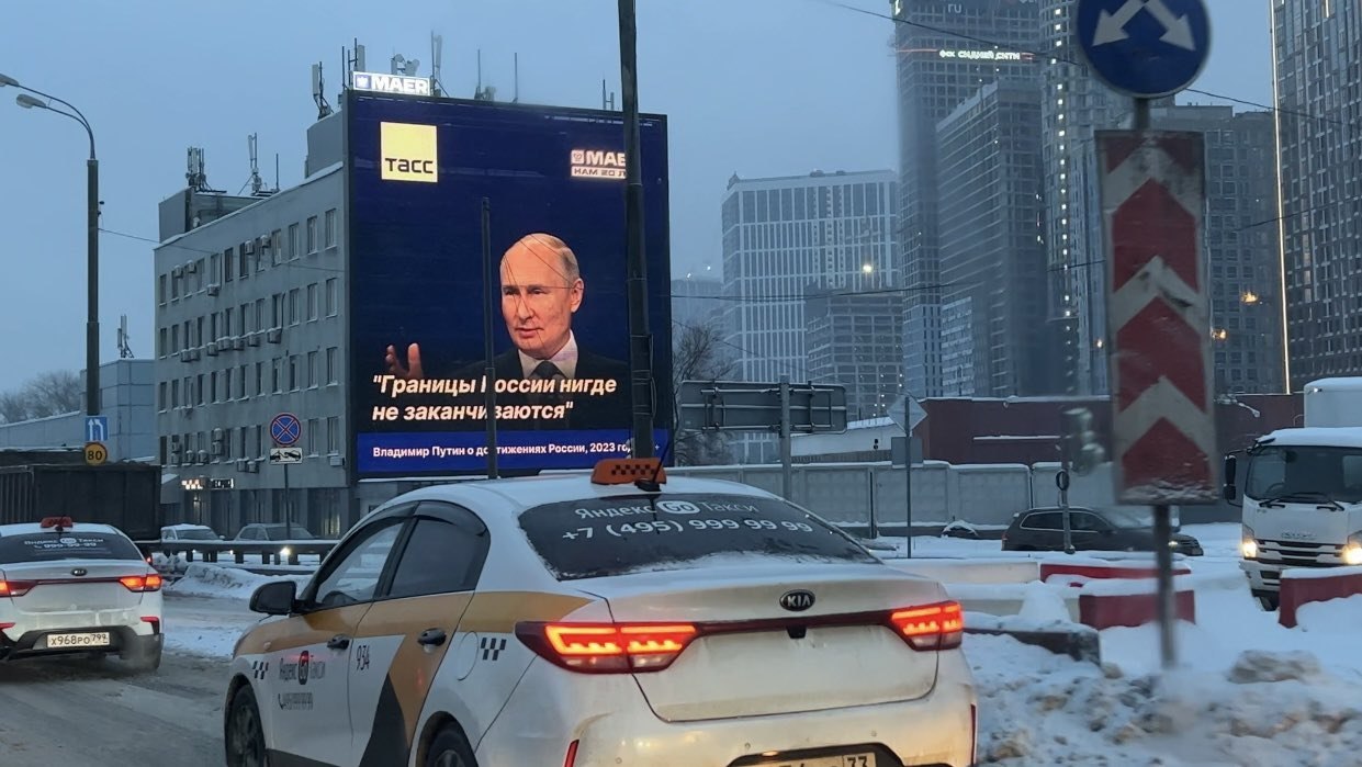 Un panou publicitar cu Putin stârnește temeri de invazie: „Frontierele Rusiei nu se termină“