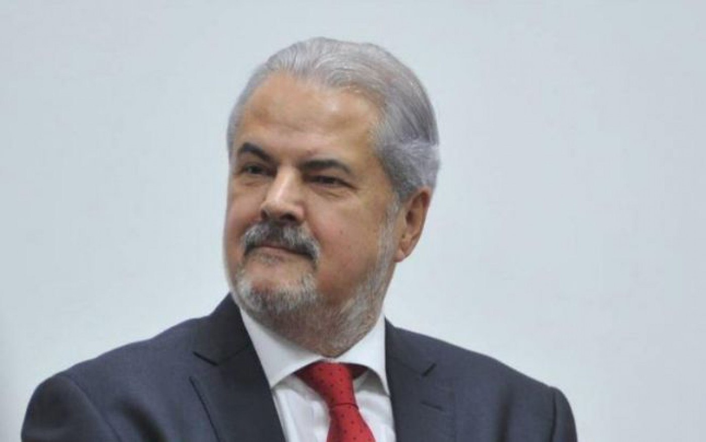 Adrian Năstase, în centrul unui scandal, după ce a fost acuzat că a expus tablouri false la MNAR: „retrag din expoziție toate lucrările”