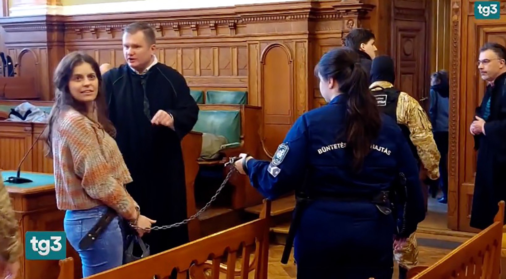 Profesoară din Milano, adusă în lanțuri la un tribunal din Budapesta. Italia, revoltată de tratamentul „degradant” VIDEO