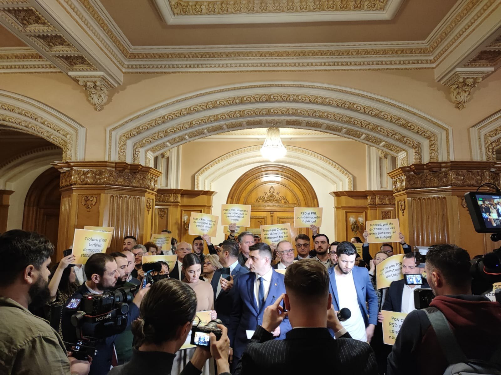Scandal în Parlament. Aleșii AUR au dat buzna peste cei de la PSD și PNL la grupurile parlamentare