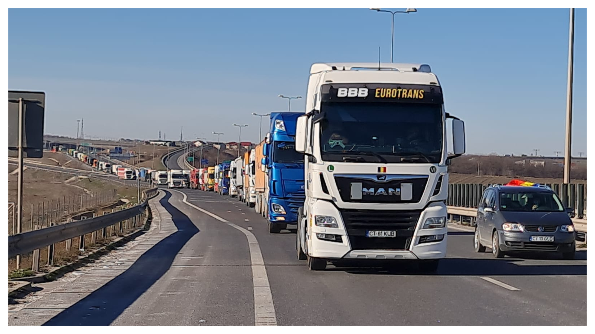 Uniunea Asiguratorilor, după protestul transportatorilor: „Tarifele RCA sunt plafonate la nivelul celor din februarie 2023”