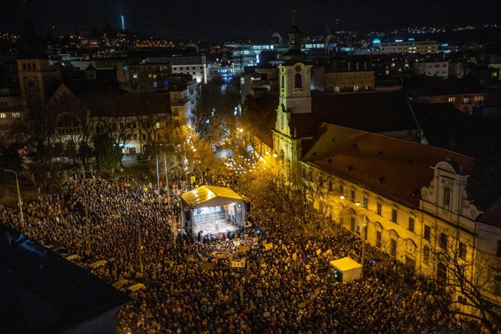 Mii de persoane au protestat față de guvernul Fico în 30 de orașe din Slovacia FOTO