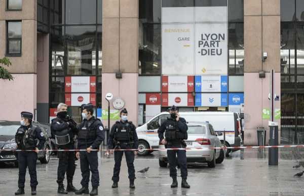 Atac cu armă albă soldat cu trei răniţi, într-o gară din Paris. Un suspect a fost reţinut