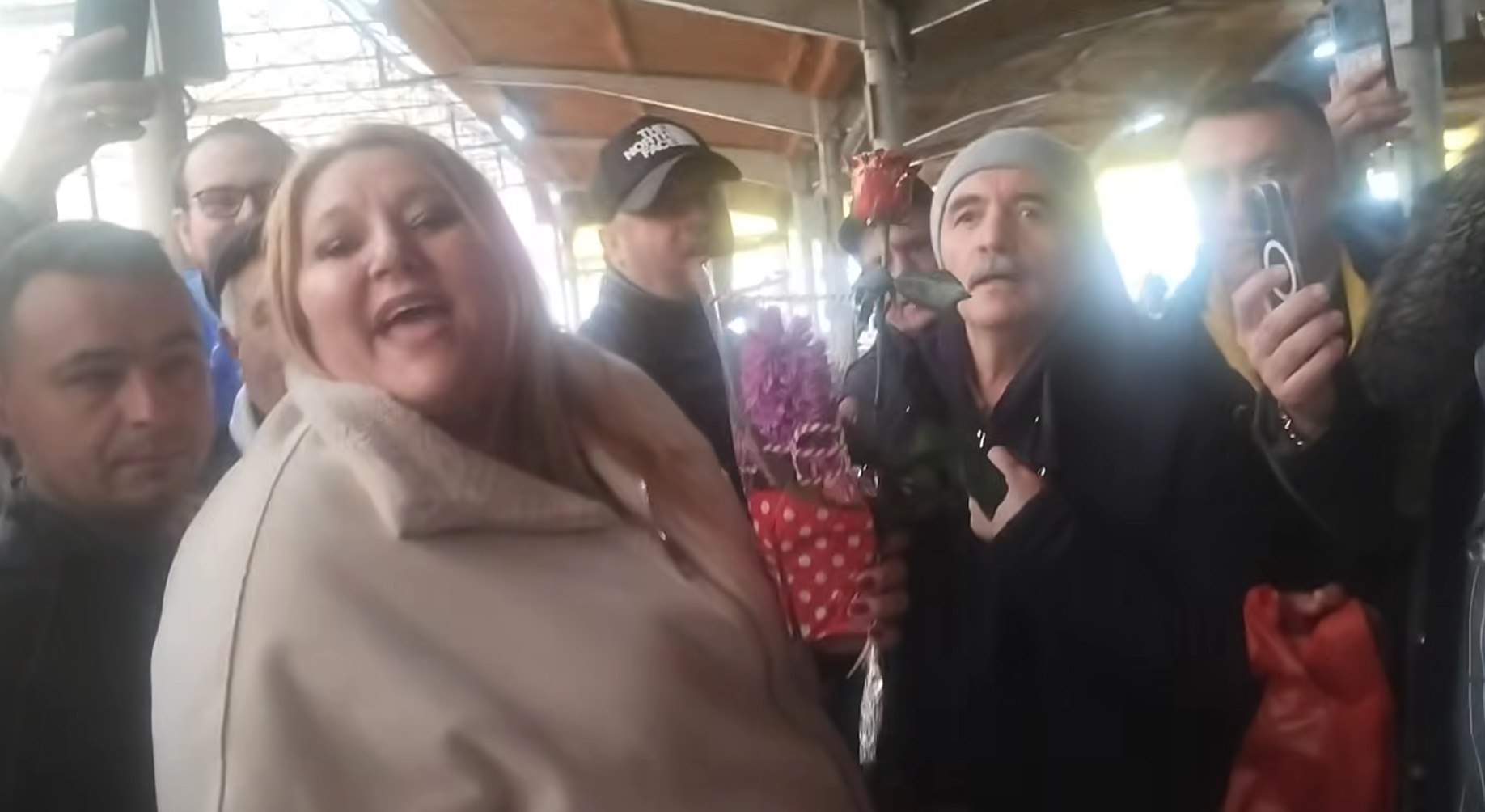 Diana Șoșoacă, luată la rost de un brăilean, pentru vizitele la Ambasada Rusiei: „Bravo mie că eu am tupeu!” VIDEO