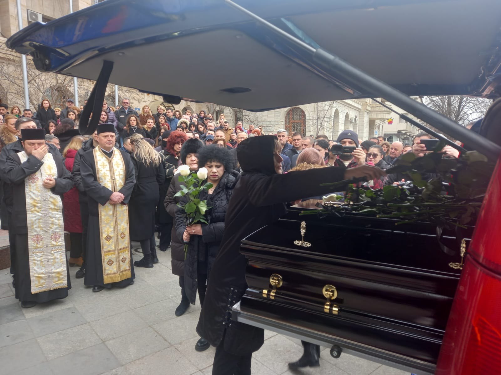 Sicriul cu trupul neînsuflețit al fostului președinte al Consiliului Județean Vrancea, întâmpinat cu aplauze la Focșani VIDEO