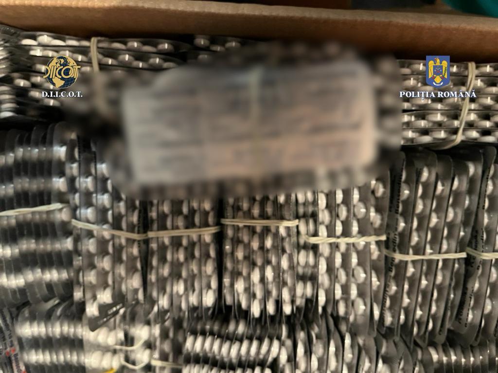 Arad: Cantități impresionate de medicamente folosite ca droguri și muniție, găsite în casa unui bărbat : Europa FM