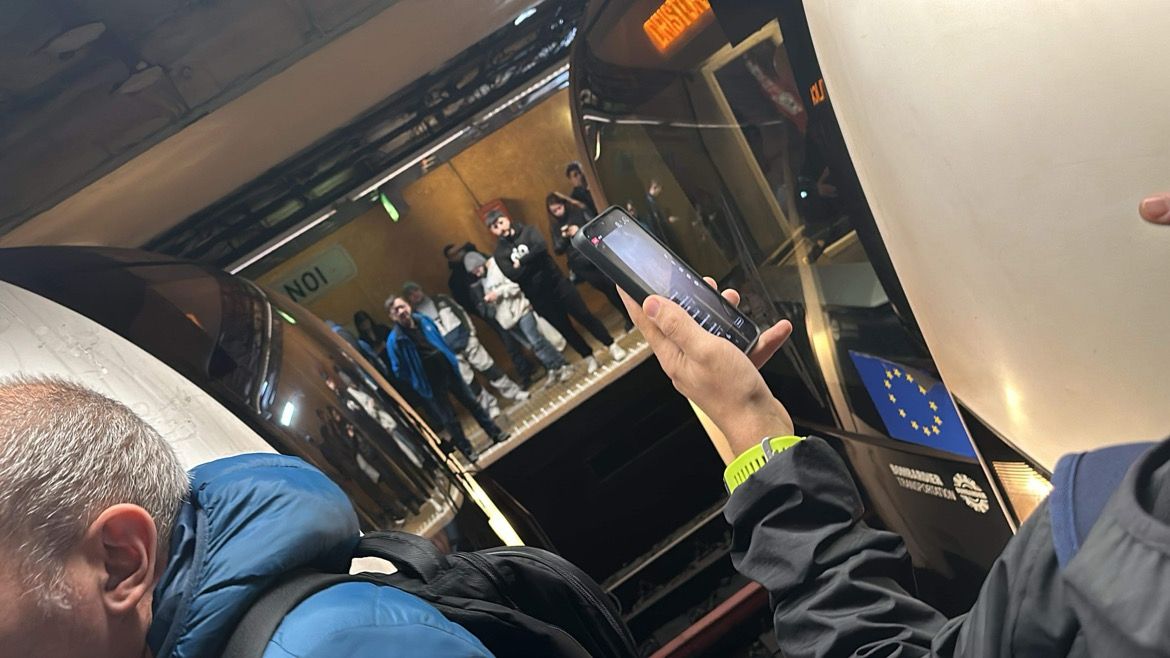 2 trenuri de metrou s-au cionit ușor la Timpuri Noi. Nu sunt victime. Cele 2 trenuri, filmate imediat după ciocnire