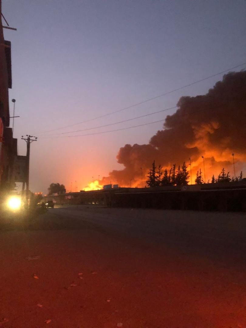 Un incendiu masiv afectează depozitele companiei naționale de electricitate din Libia | VIDEO