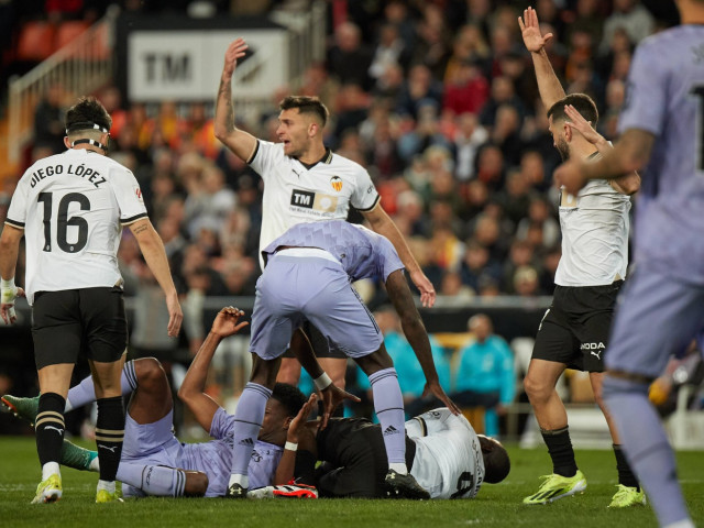 ”Riscă să nu mai joace fotbal”. Jucătorul care a urlat de durere în Valencia