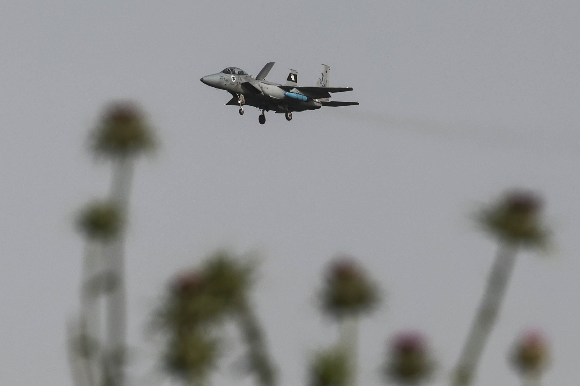 Israelul este în alertă maximă în timp ce își cântărește răspunsul la atacul iranian. SUA refuză implicarea