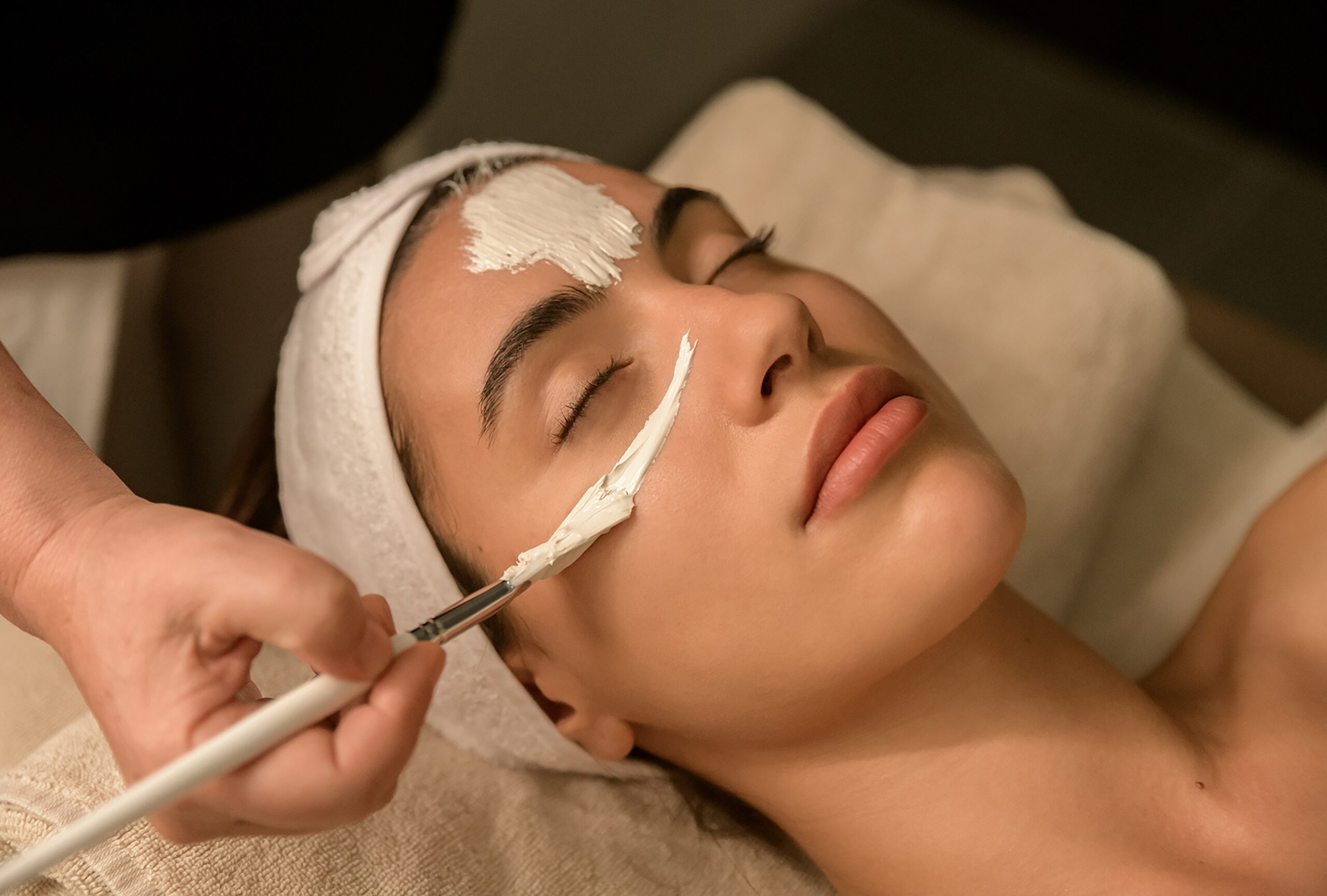 Trei femei s-au infectat cu HIV după tratamente faciale. „Terapia Vampir”, în centrul scandalului