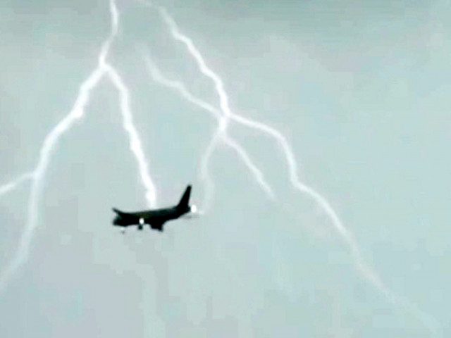 Avionul echipei la care joacă și un internațional român a fost lovit de un fulger