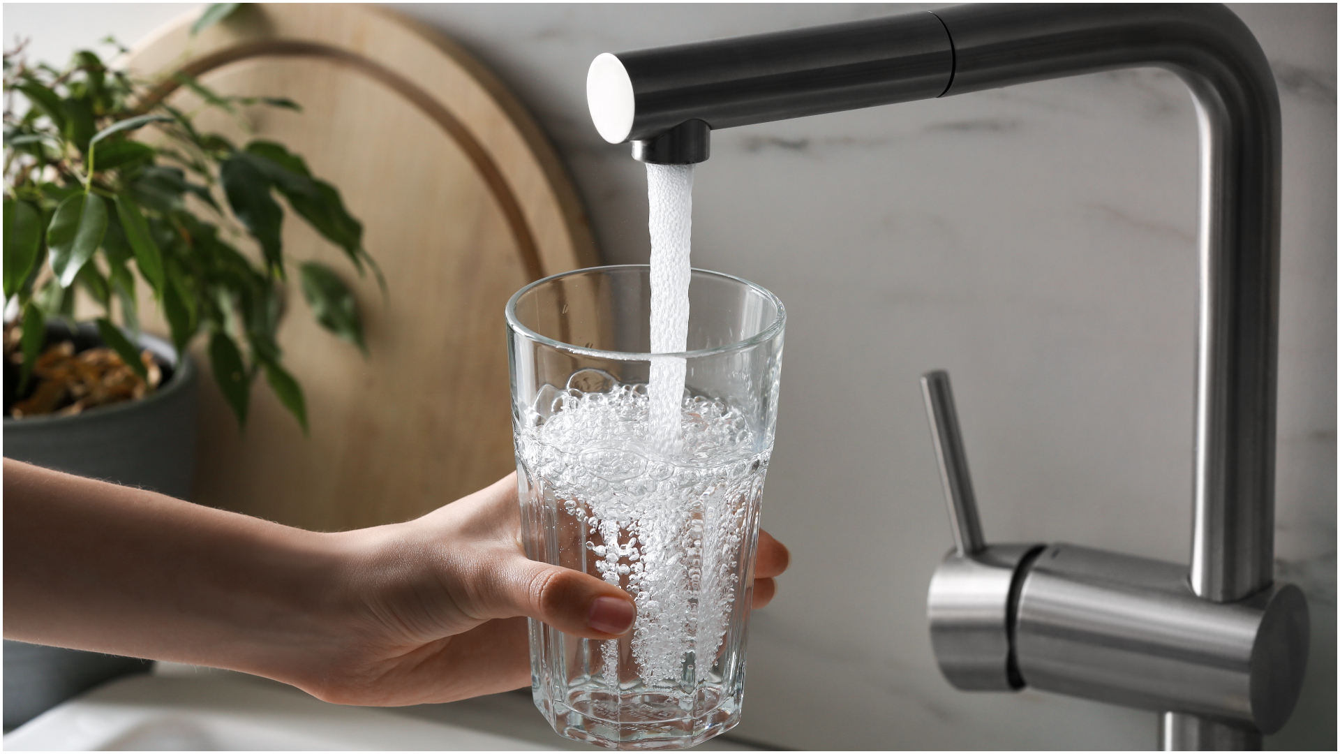 Liviu Chelcea: „UE și SUA au solicitat operatorilor de apă eliminarea „chimicalelor veșnice”, asociate cu teflonul. Cele două pot fi eliminate, dar necesită costuri suplimentare din partea operatorilor”