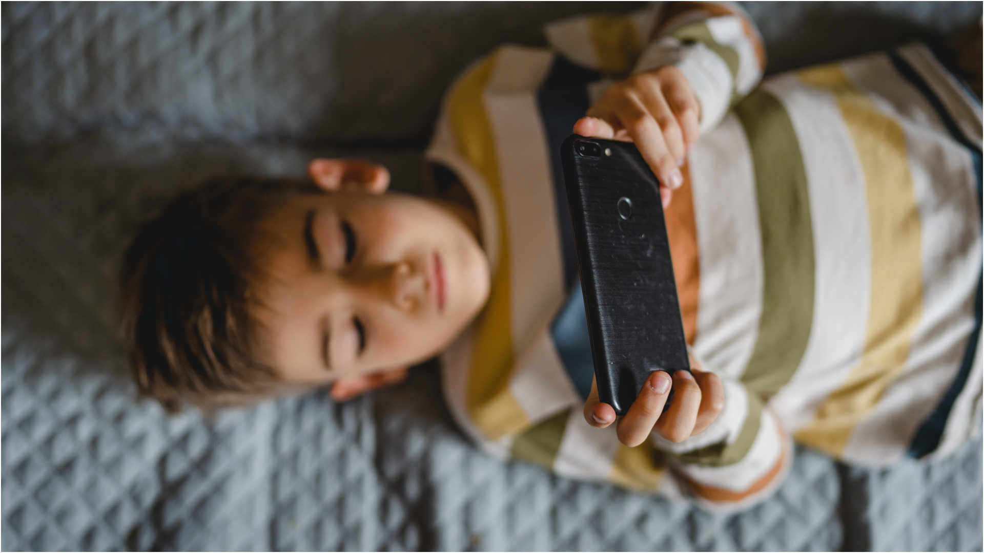 Ce fac copiii pe internet? Gabriela Folcuț: Trebuie să le oferim exemplul că noi stăm și citim o carte, pentru că dacă ei nu văd exemple, nu le urmează”