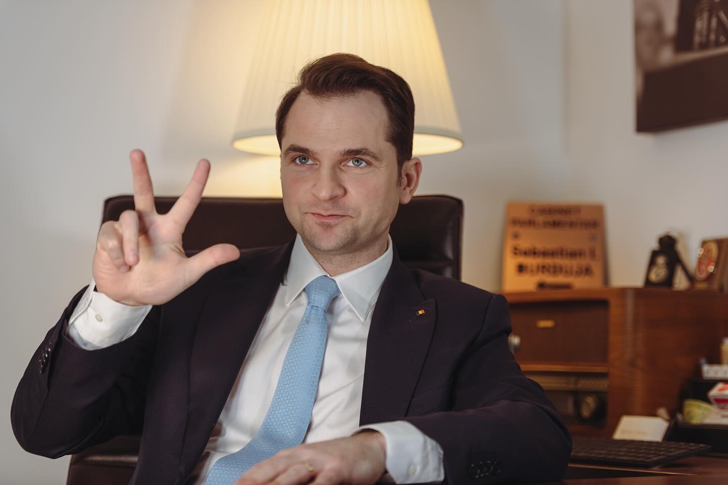 Întâlnire Sebastian Burduja – Nicușor Dan într-un platou de televiziune. Ce i-a dăruit liberalul actualului edil