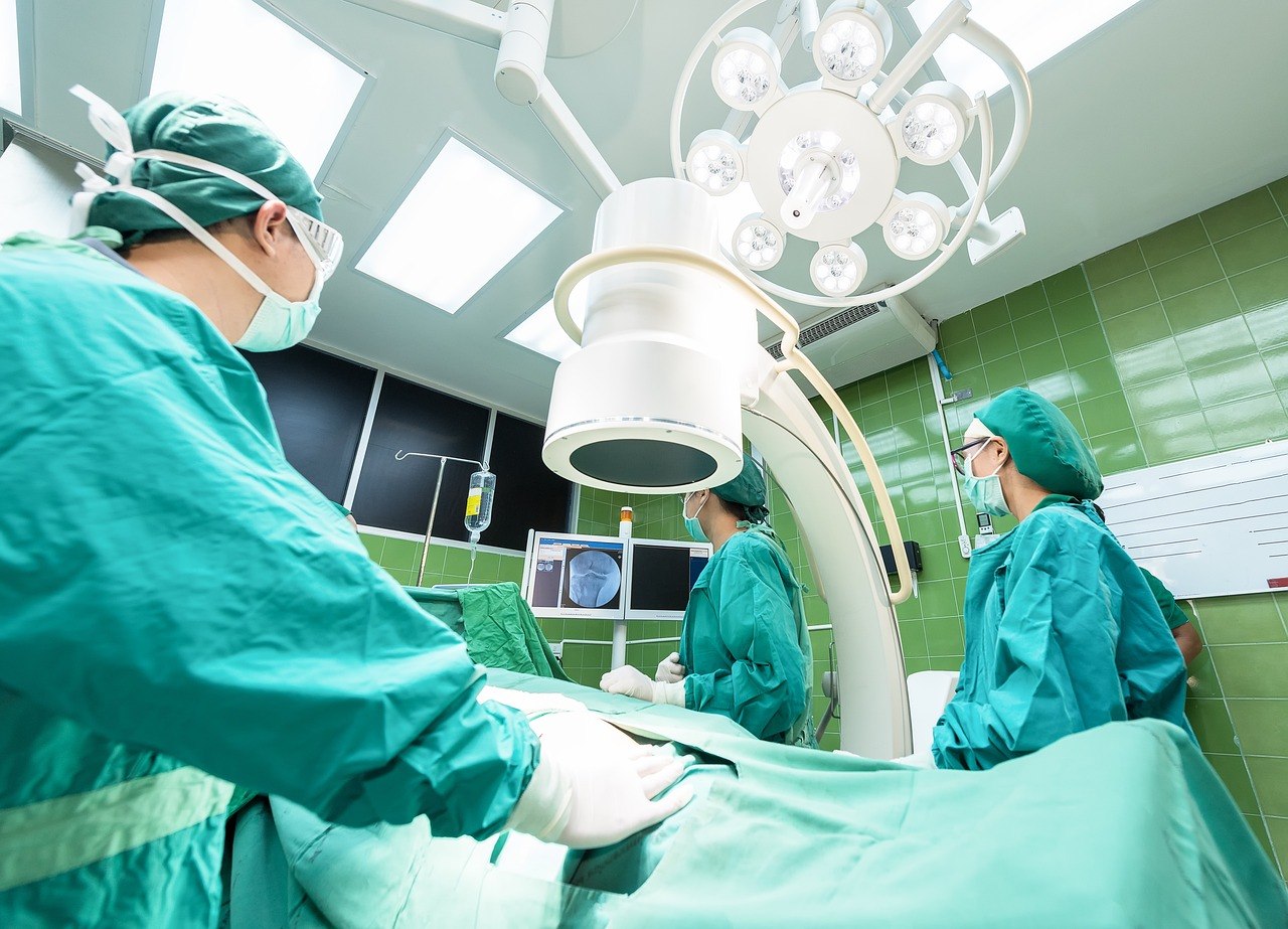 Primul pacient din lume căruia medicii i-au transplantat un rinichi de porc modificat genetic a murit