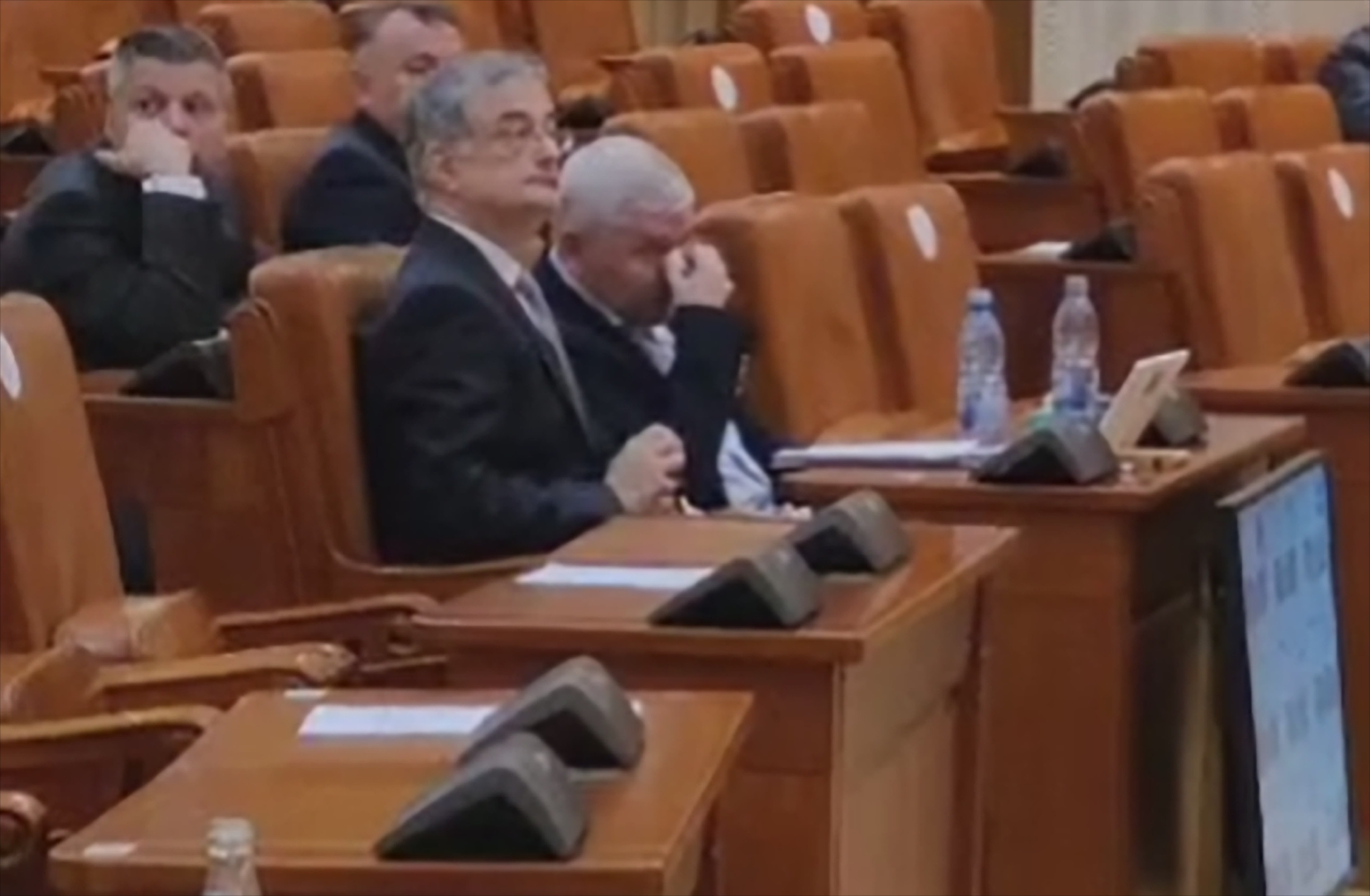 Bătaie la Parlament între deputați. Florin Roman îl acuză pe Dan Vîlceanu că l-a lovit